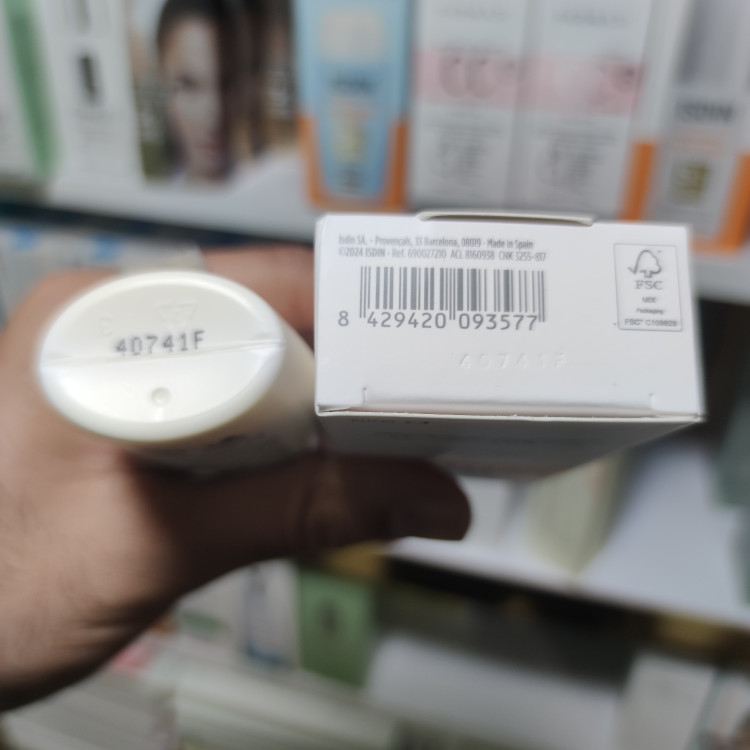 ضد آفتاب ضدلک ایزدین اکتیویونیفای بدون رنگ اورجینال 50ml کاهش لک و محافظت کامل