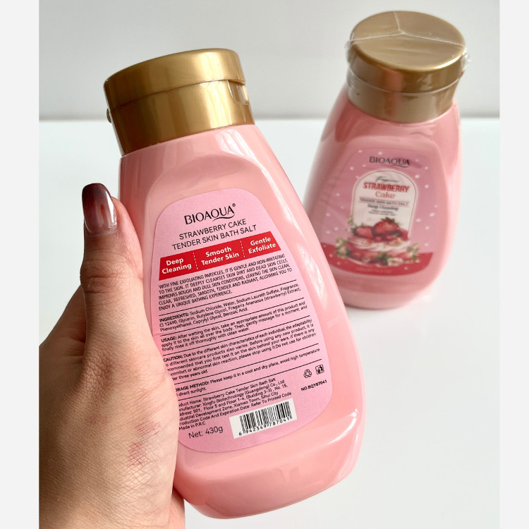 نمک بدن کیک توت فرنگی بیوآکوا Bioaqua حجم 430g