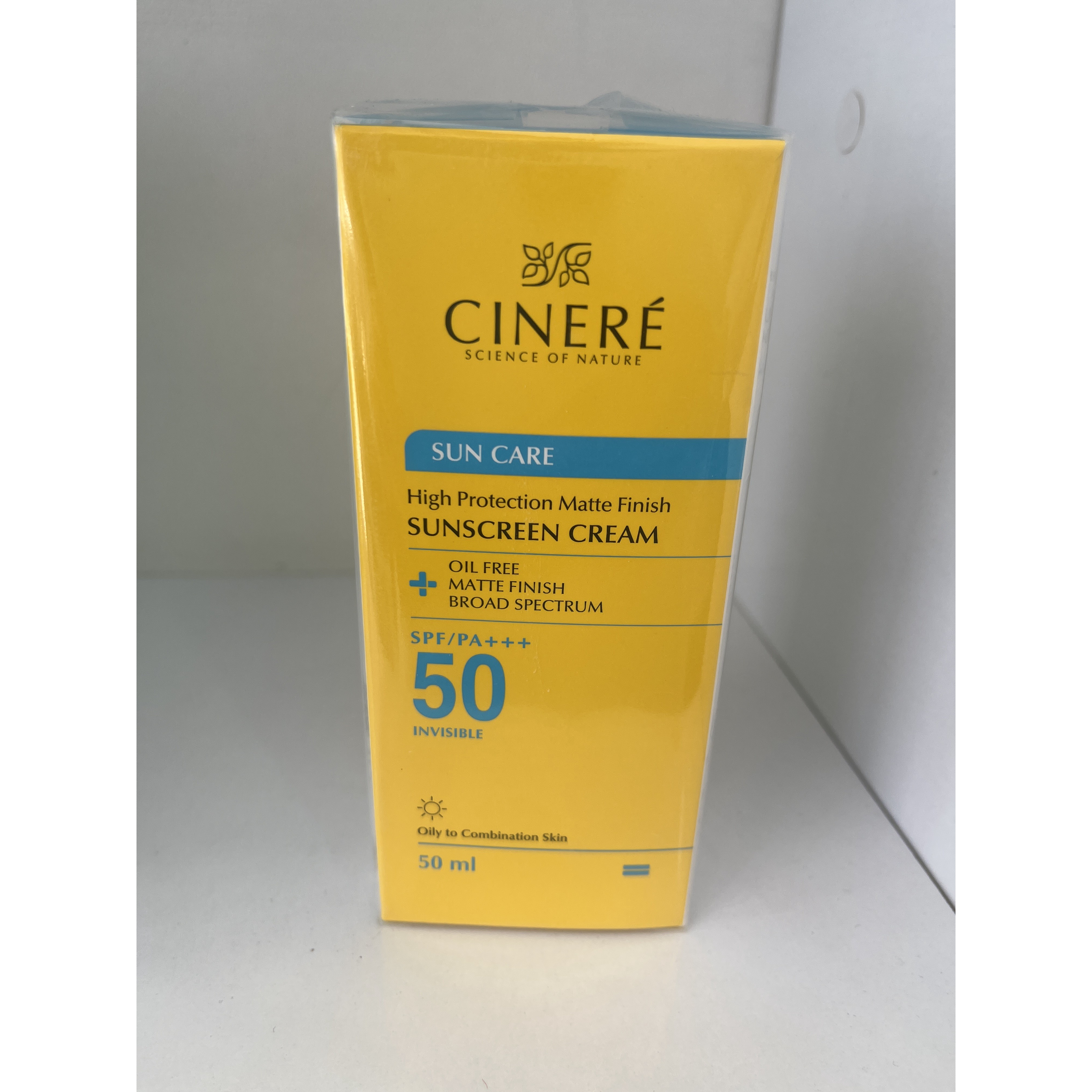 کرم ضدآفتاب بی رنگ سینره SPF 50 حجم 50 میلی لیتر مناسب پوست چرب و مختلط