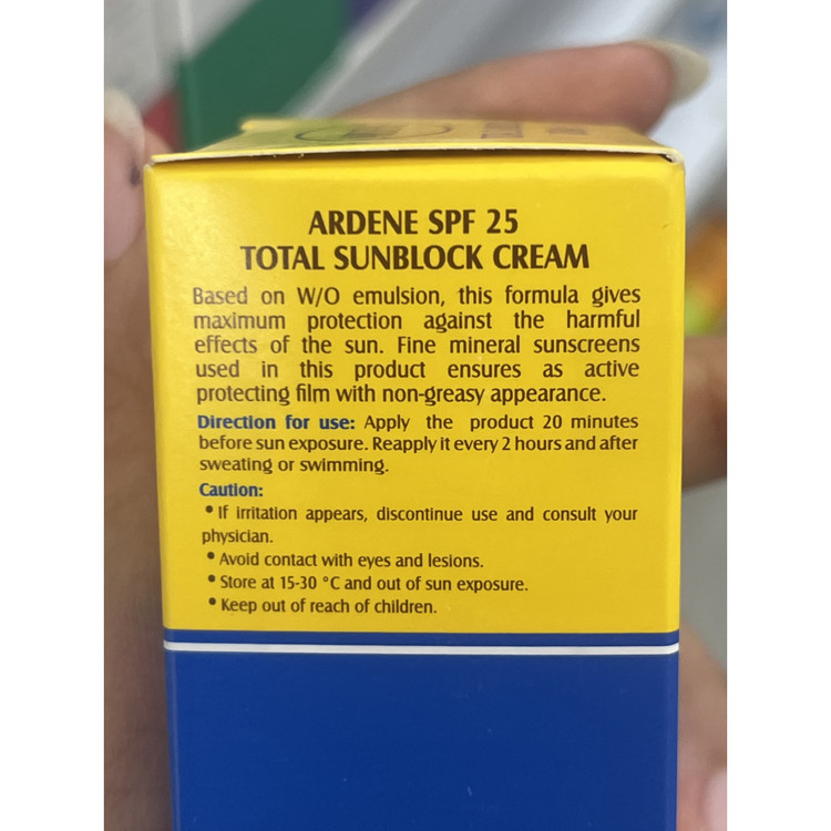 کرم ضد آفتاب بی رنگ آردن با SPF25 مناسب پوست نرمال و خشک حجم 50 میلی لیتر