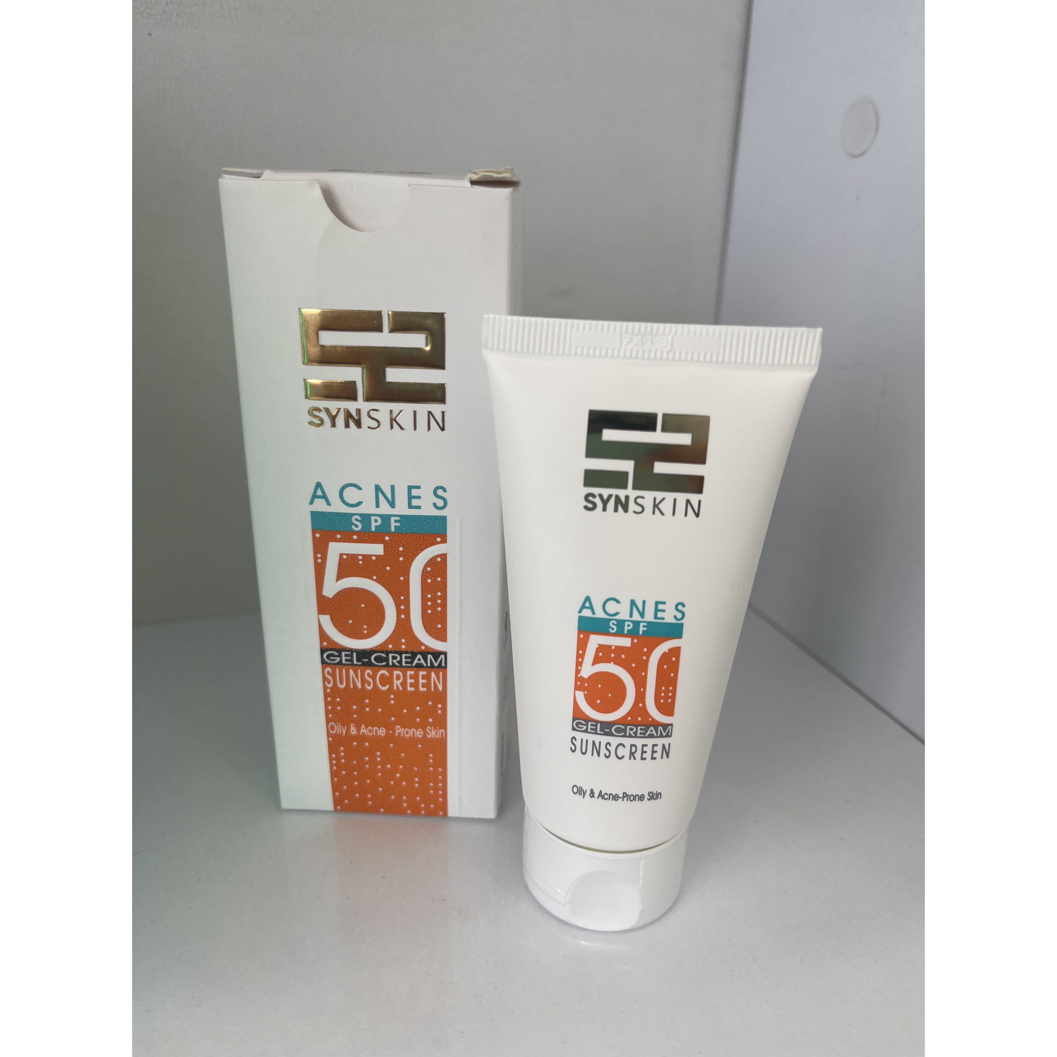 کرم ژل ضدآفتاب SPF 50 ساین اسکین ACNES مناسب پوست چرب و مستعد آکنه